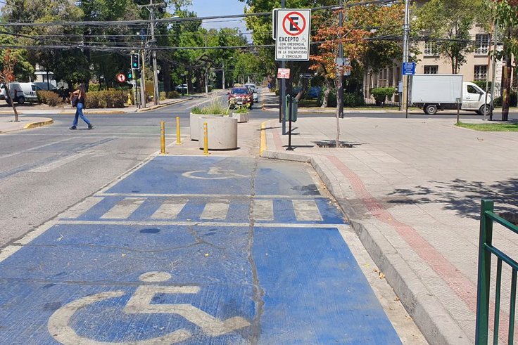 Las implicancias de la entrada en vigencia de ley que aumenta multas por mal uso de estacionamientos para personas con discapacidad